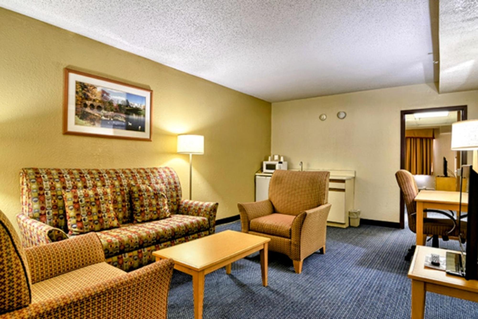Katahdin Inn & Suites Millinocket Εξωτερικό φωτογραφία