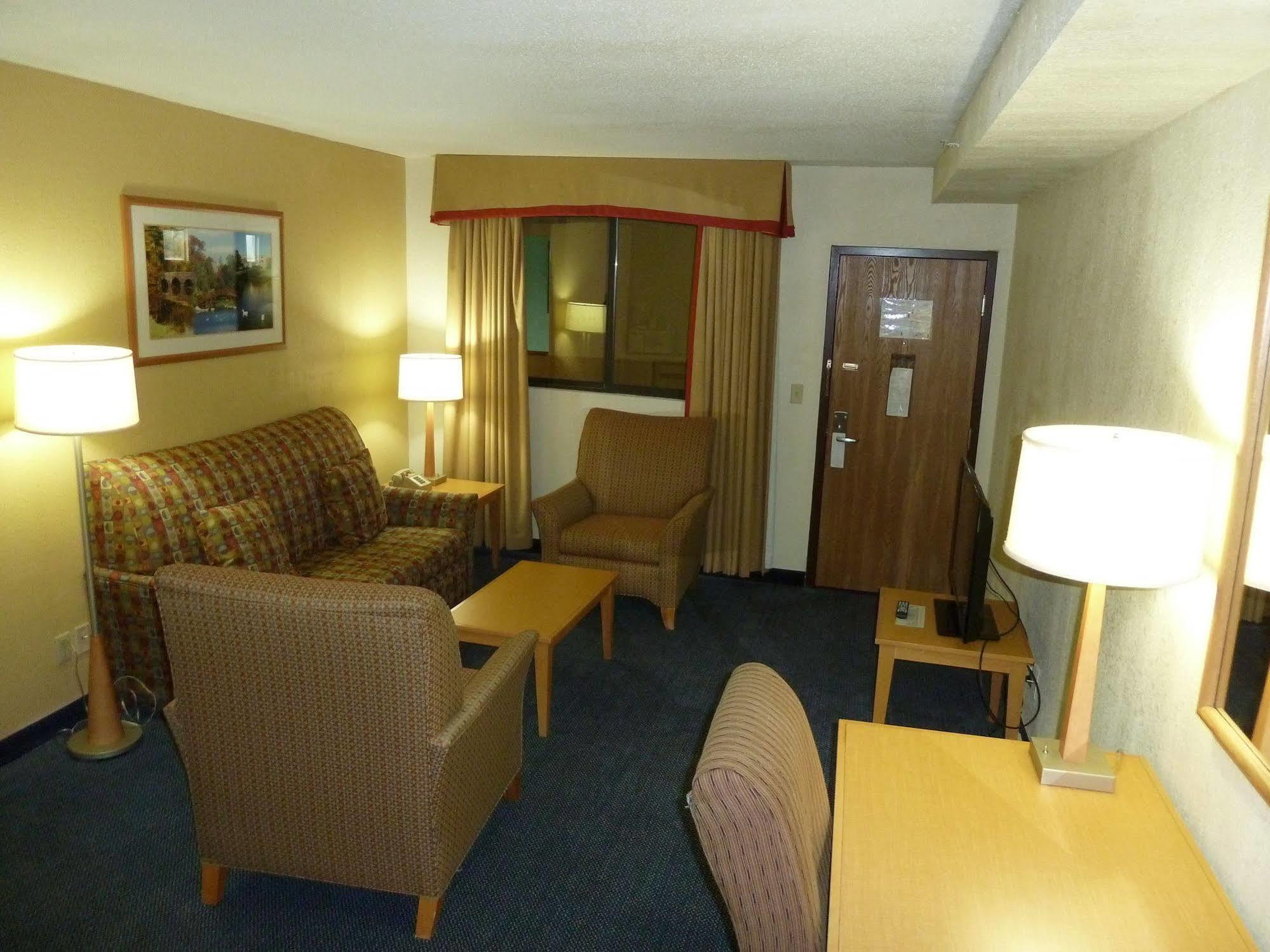 Katahdin Inn & Suites Millinocket Εξωτερικό φωτογραφία